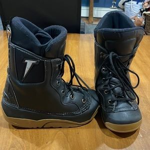 Snowboarding boots